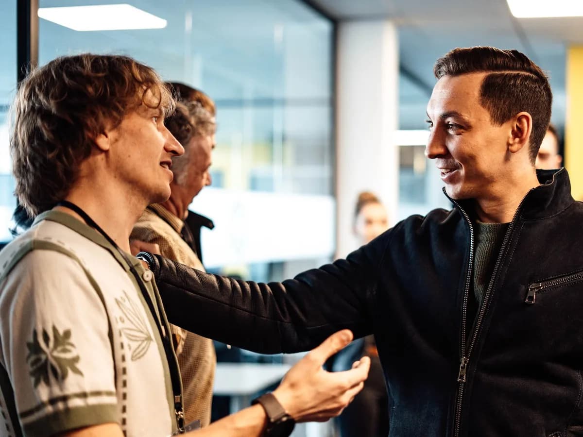 Zwei Partner begrüßen sich bei einem Event