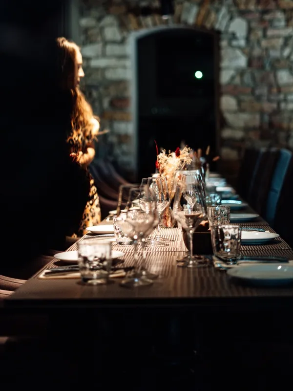 Gedeckte Tafel im Kerzenlicht