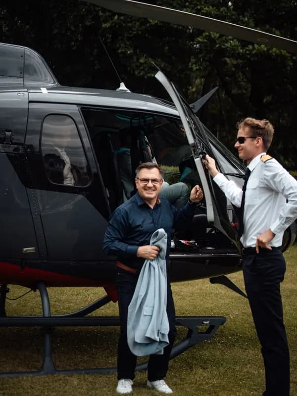Teilnehmer beim Einstieg in den Helikopter